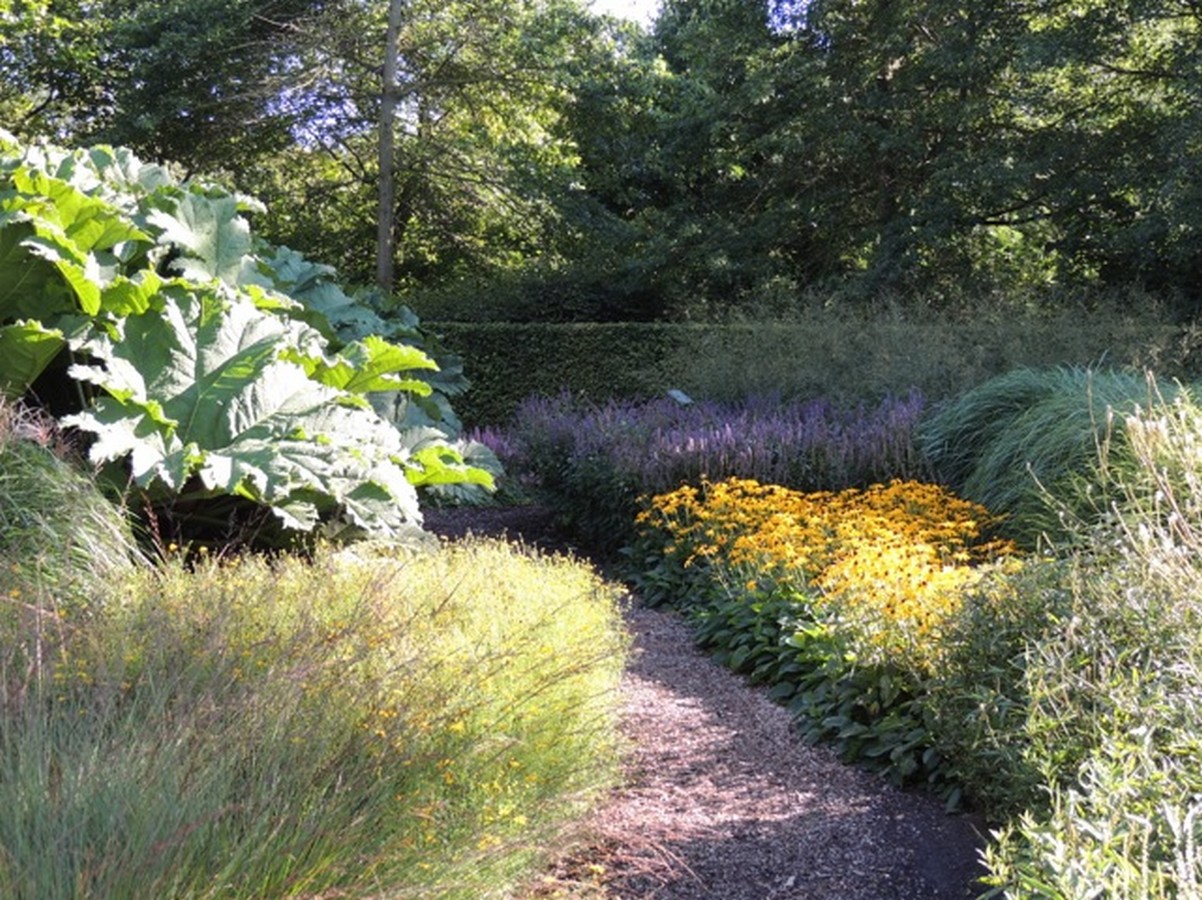  - Het Tuinpad Op / In Nachbars Garten