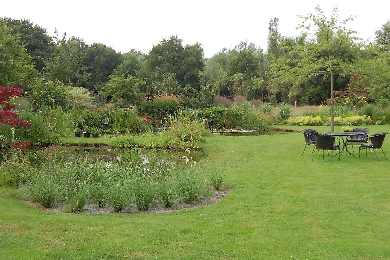 Tuindoenerij ‘t Vlijtig Loesje - Het Tuinpad Op / In Nachbars Garten