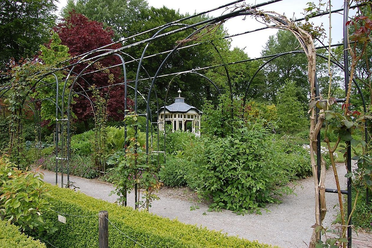 Borg Verhildersum - Het Tuinpad Op / In Nachbars Garten