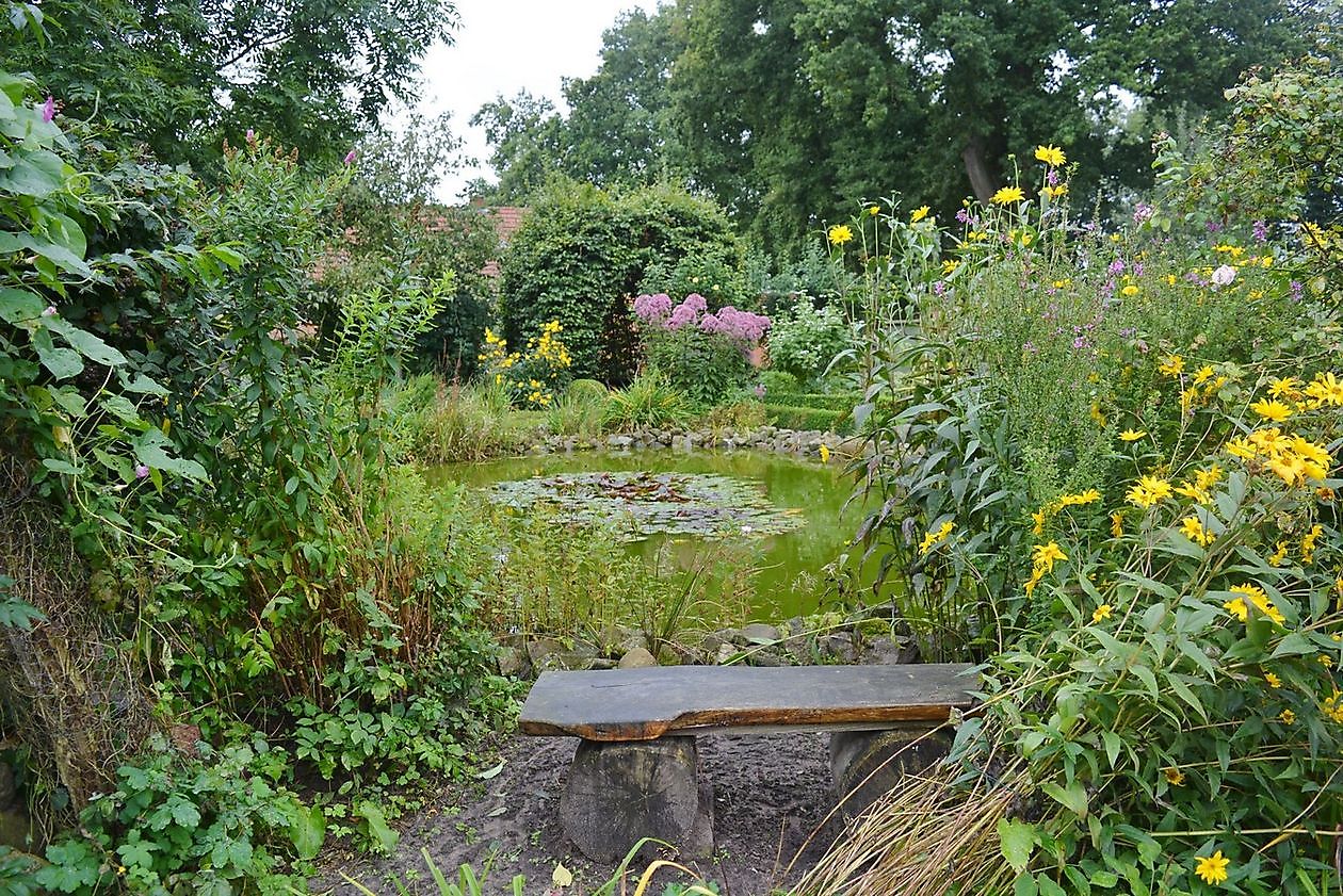 Bauerngarten des Heimatvereins Oberlangen - Het Tuinpad Op / In Nachbars Garten