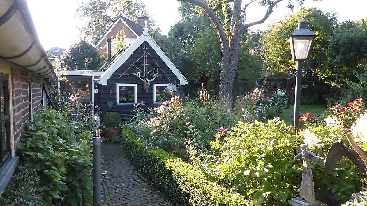 Tuin en Atelier ’t Naomdhuusie - Het Tuinpad Op / In Nachbars Garten