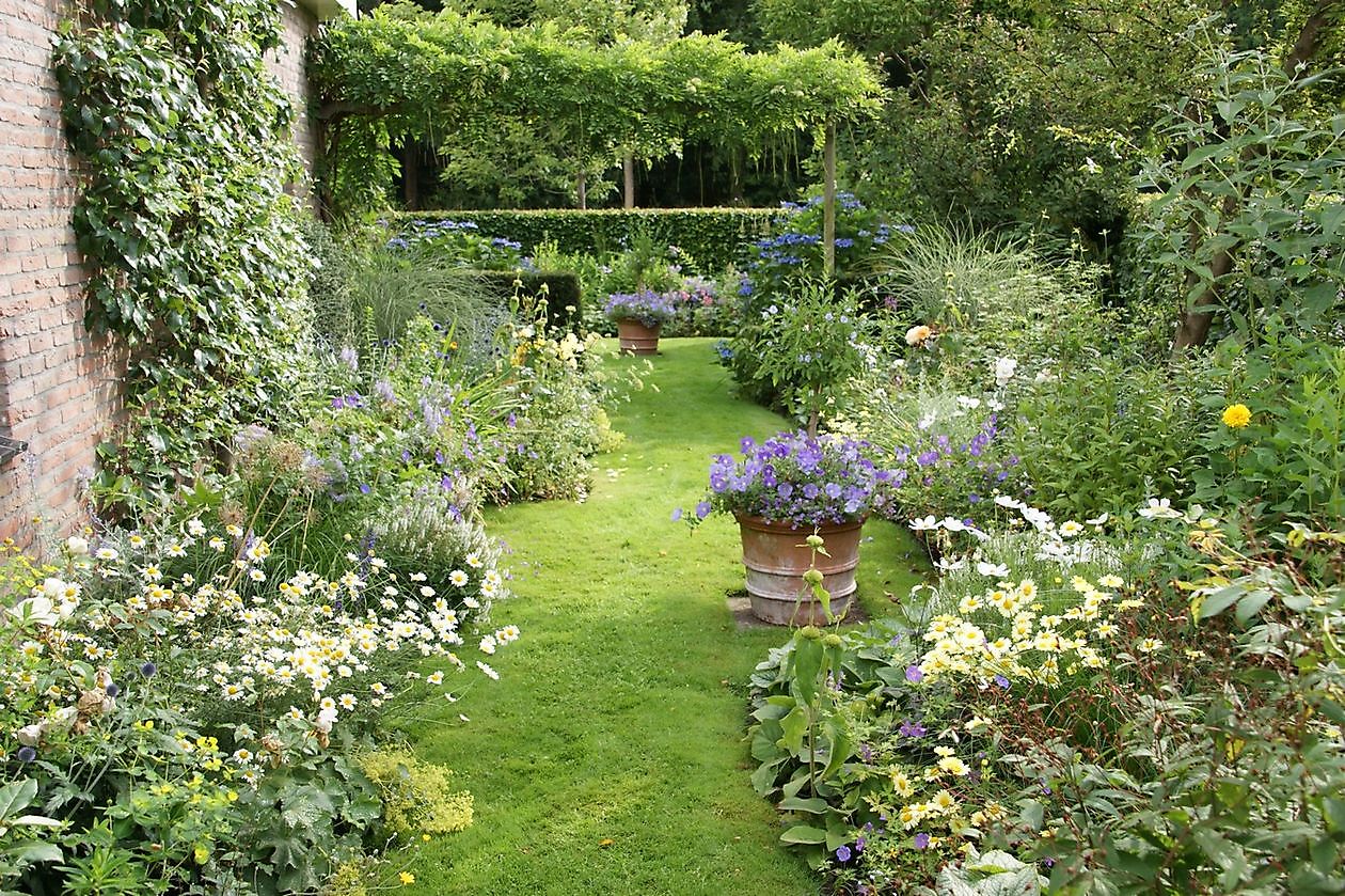 De Eexterhof - Het Tuinpad Op / In Nachbars Garten