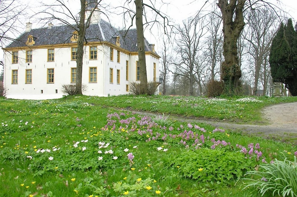 Fraeylemaborg - Het Tuinpad Op / In Nachbars Garten