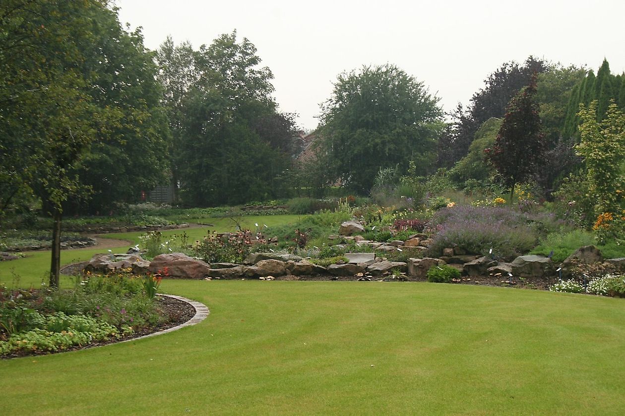 Kwekerij Mühring - Het Tuinpad Op / In Nachbars Garten