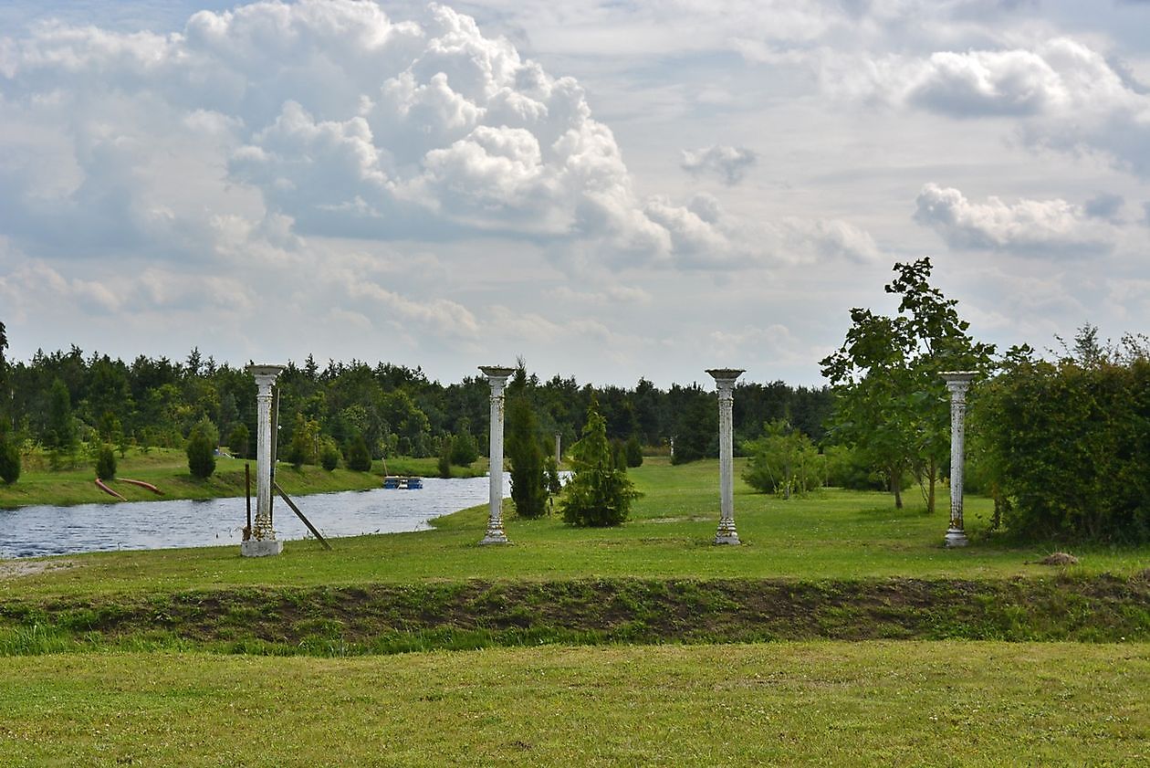 - Het Tuinpad Op / In Nachbars Garten