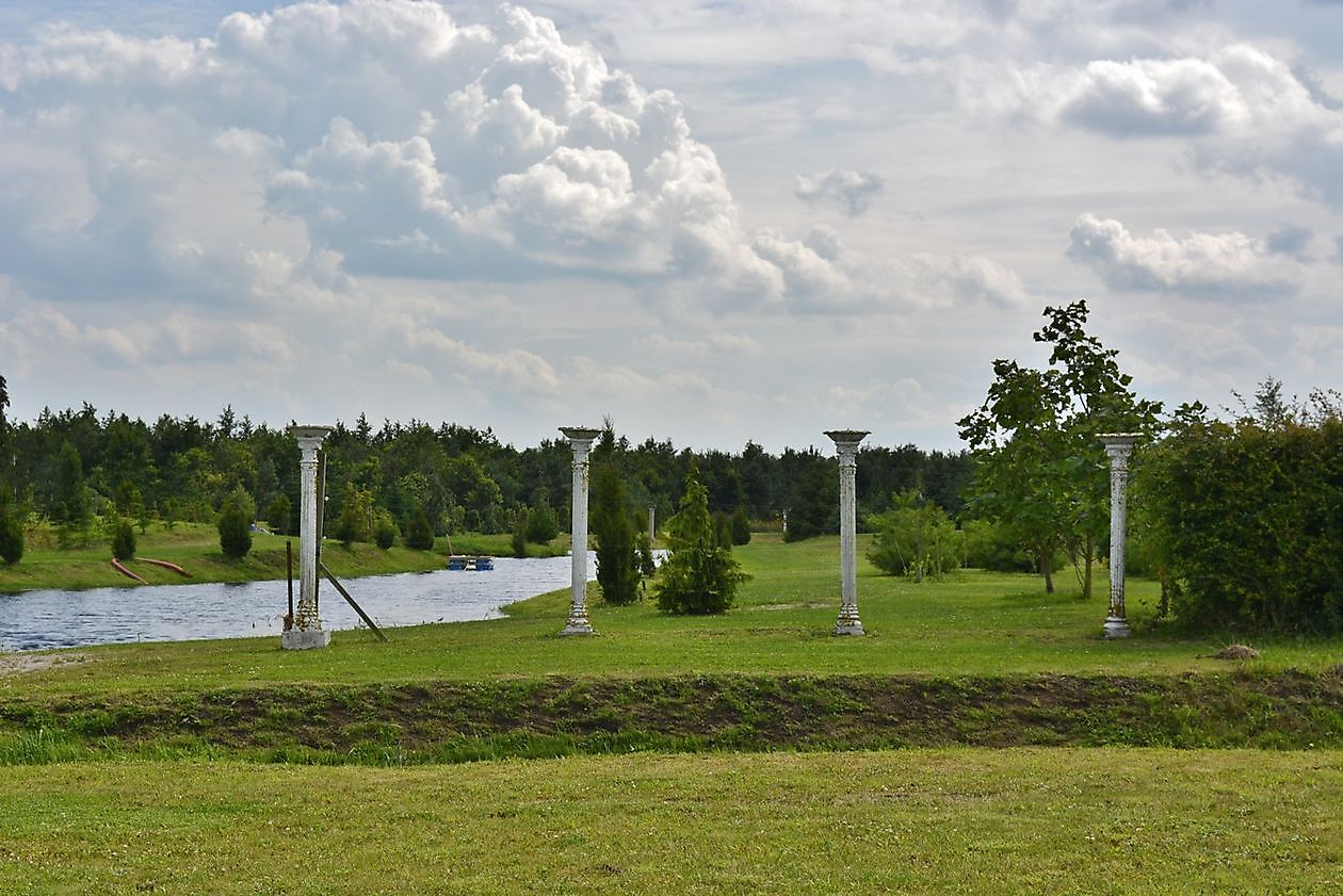  - Het Tuinpad Op / In Nachbars Garten