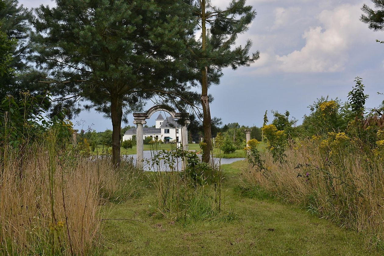  - Het Tuinpad Op / In Nachbars Garten