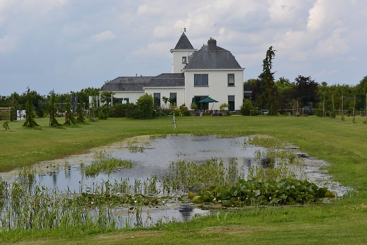 - Het Tuinpad Op / In Nachbars Garten