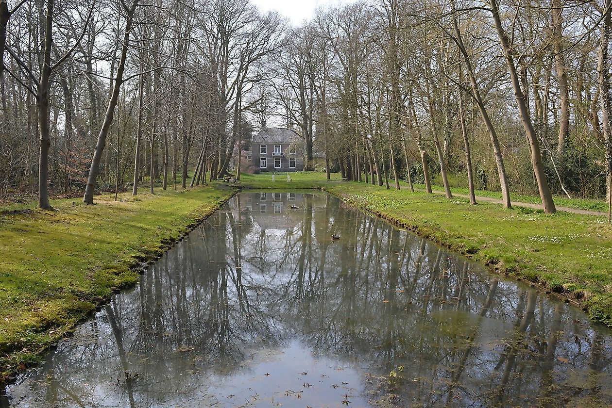  - Het Tuinpad Op / In Nachbars Garten