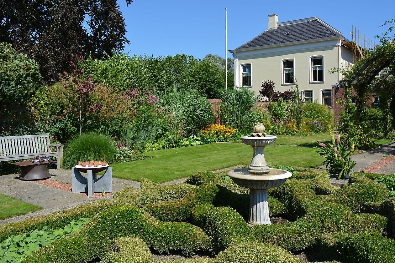  - Het Tuinpad Op / In Nachbars Garten