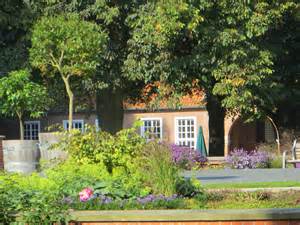 Evenburger Schlosspark - Het Tuinpad Op / In Nachbars Garten