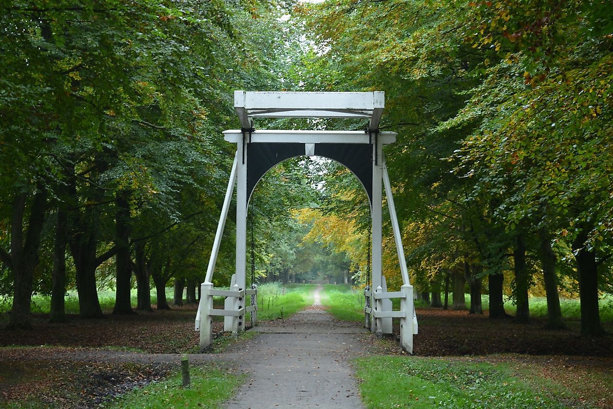 Landgoed Ennemaborg - Het Tuinpad Op / In Nachbars Garten