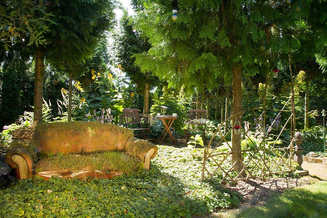 Agnes & Ludwig Schade - Het Tuinpad Op / In Nachbars Garten