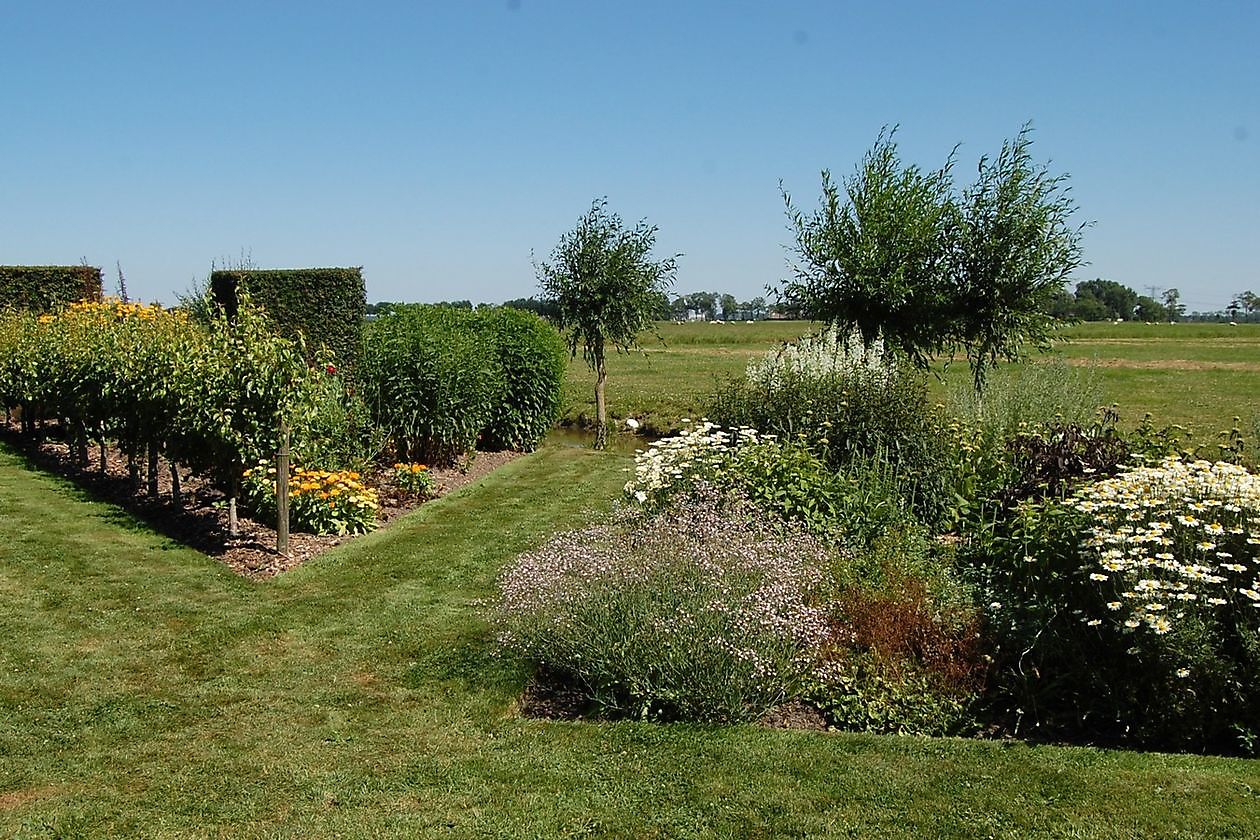 Tuin Annie-Evie Beukema & Wim Pastoor - Het Tuinpad Op / In Nachbars Garten