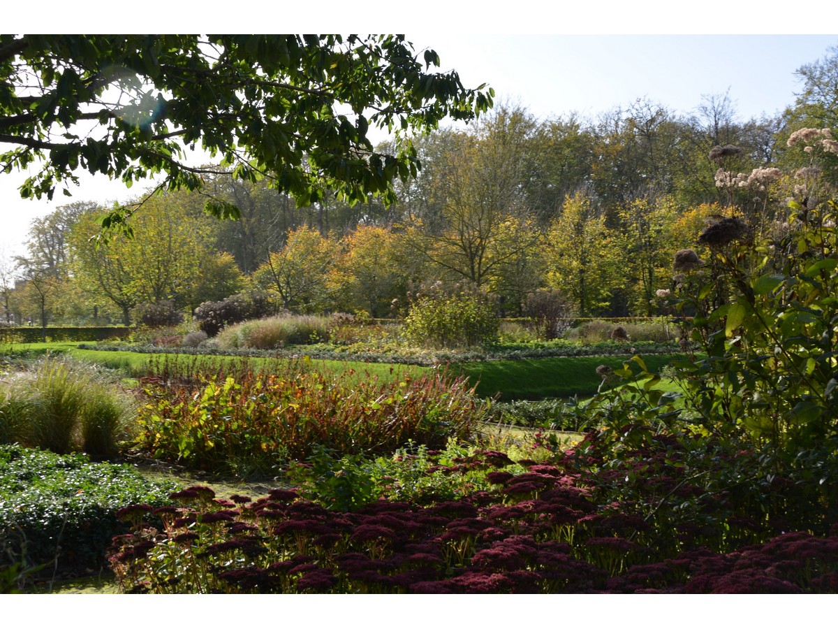 Borg Nienoord - Het Tuinpad Op / In Nachbars Garten