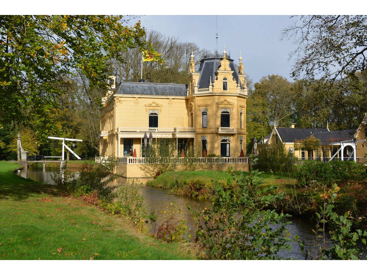 Borg Nienoord - Het Tuinpad Op / In Nachbars Garten