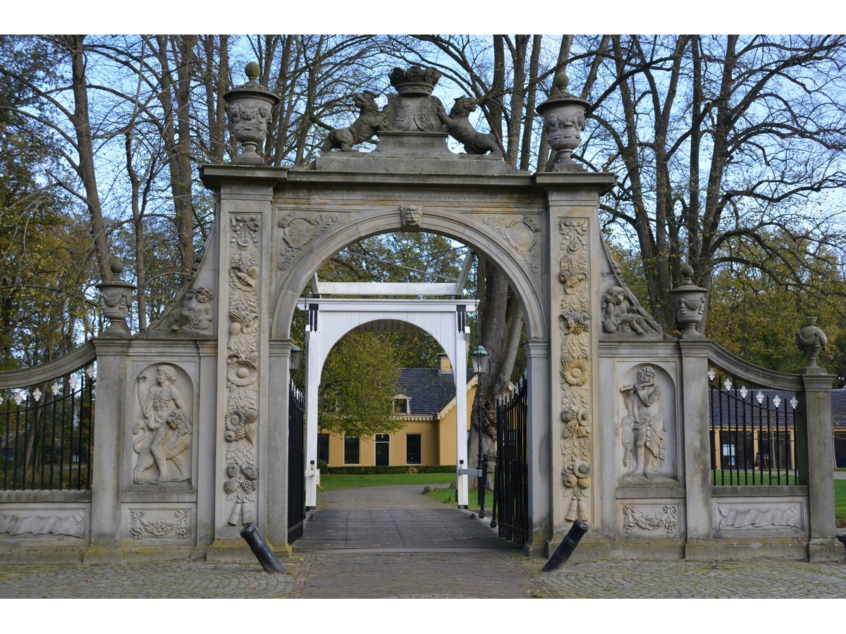 Borg Nienoord - Het Tuinpad Op / In Nachbars Garten