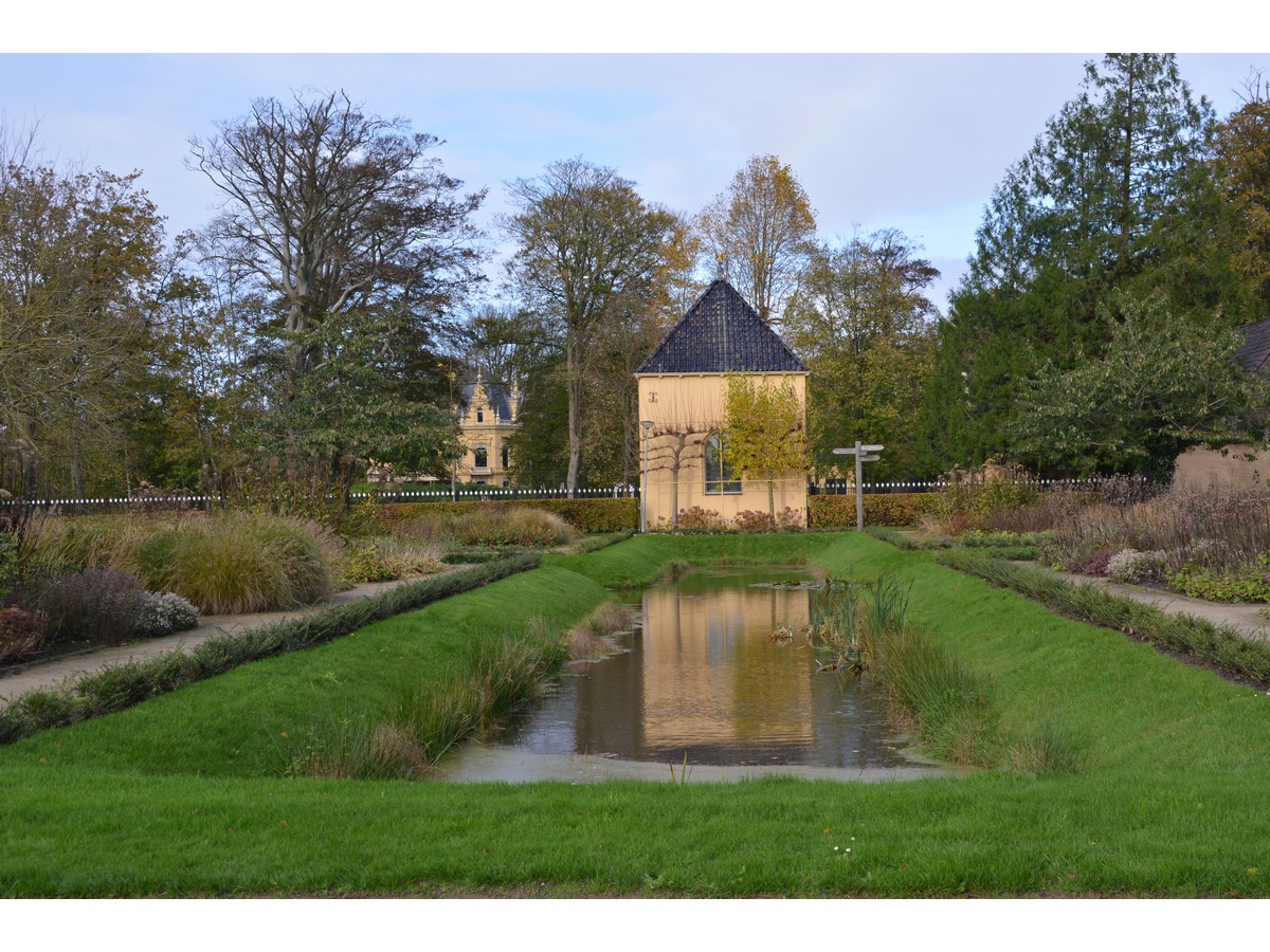 Borg Nienoord - Het Tuinpad Op / In Nachbars Garten