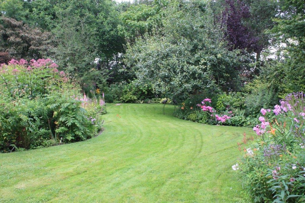 Jetske’s Tuin - Het Tuinpad Op / In Nachbars Garten