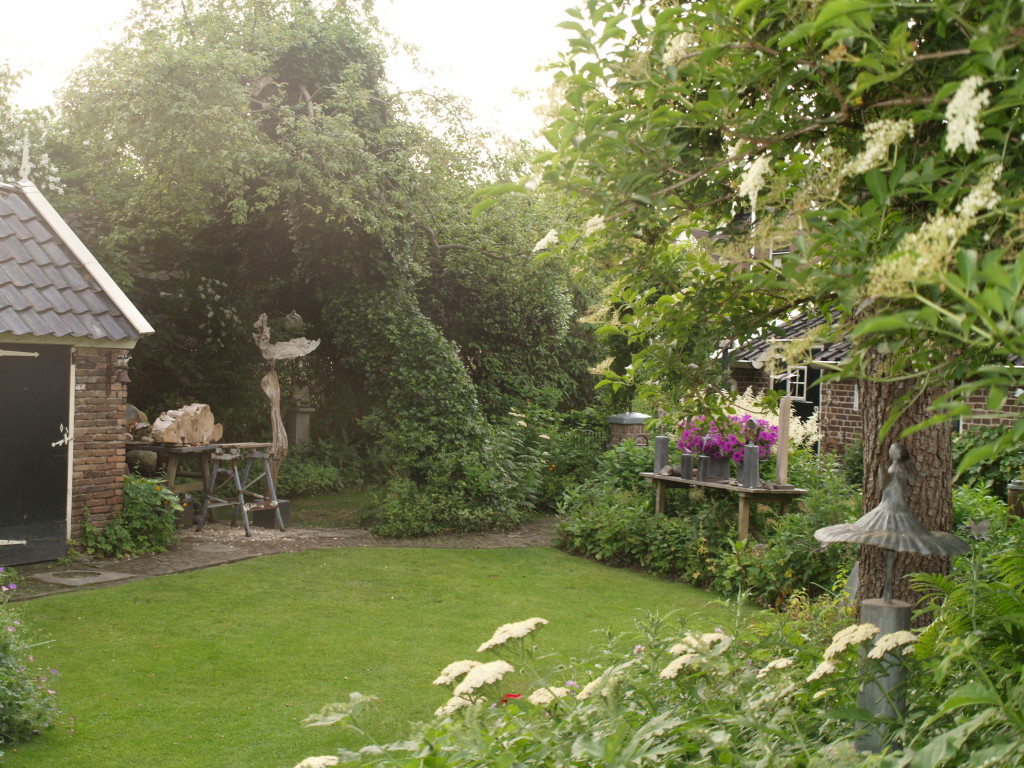 Tuin en Atelier ’t Naomdhuusie - Het Tuinpad Op / In Nachbars Garten