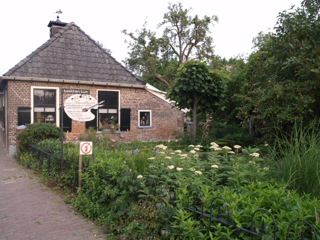 Tuin en Atelier ’t Naomdhuusie - Het Tuinpad Op / In Nachbars Garten