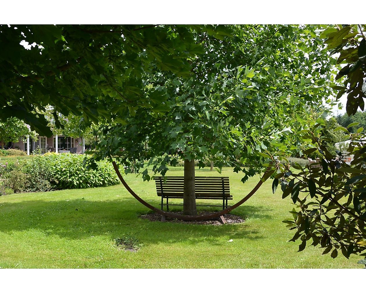 De Vier Handen - Het Tuinpad Op / In Nachbars Garten