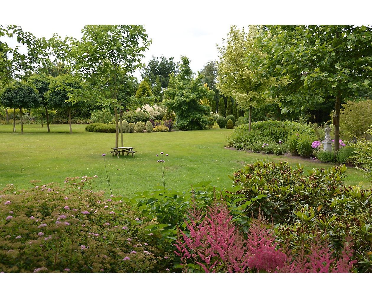 De Vier Handen - Het Tuinpad Op / In Nachbars Garten