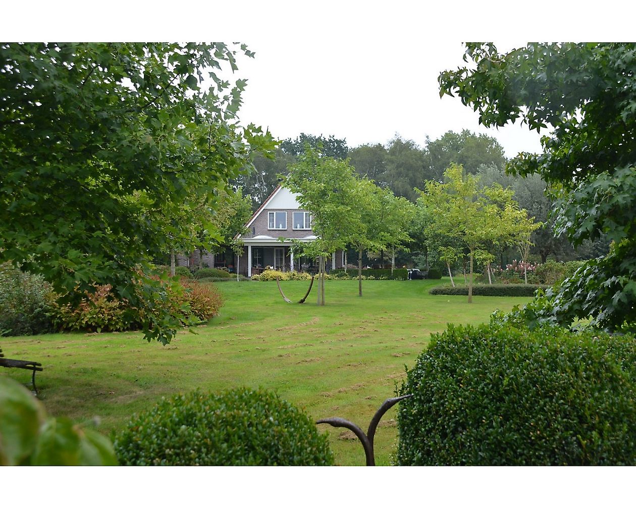 De Vier Handen - Het Tuinpad Op / In Nachbars Garten