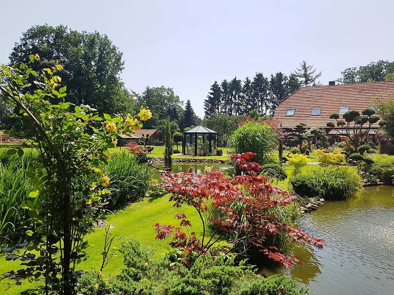 Tuin van Johannes & Anne Rolfes - Het Tuinpad Op / In Nachbars Garten