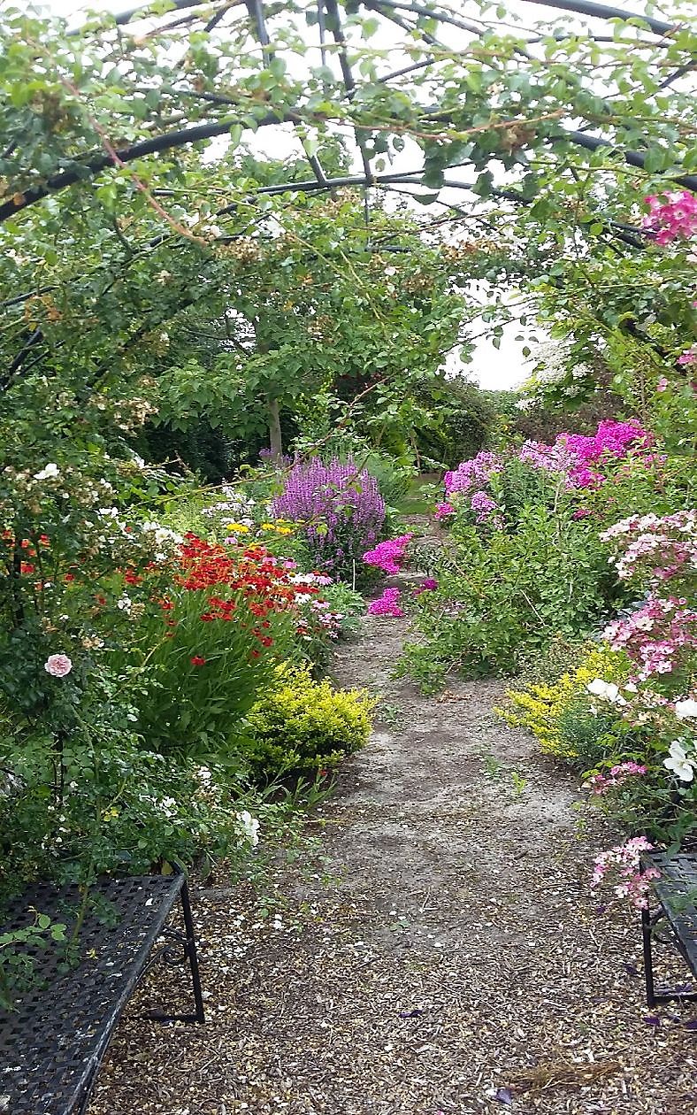  - Het Tuinpad Op / In Nachbars Garten