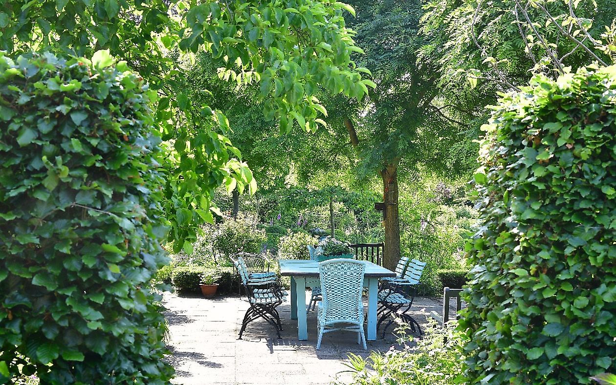 Tuindoenerij ‘t Vlijtig Loesje - Het Tuinpad Op / In Nachbars Garten