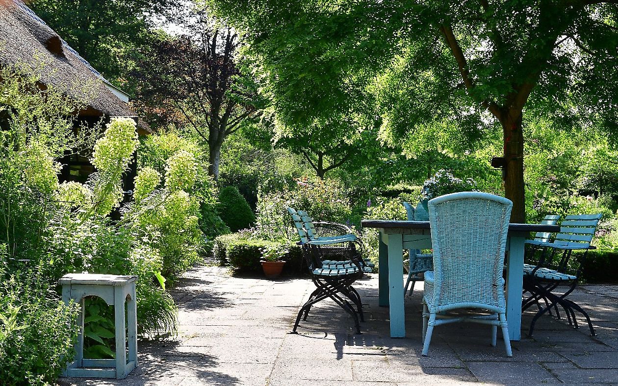 Tuindoenerij ‘t Vlijtig Loesje - Het Tuinpad Op / In Nachbars Garten