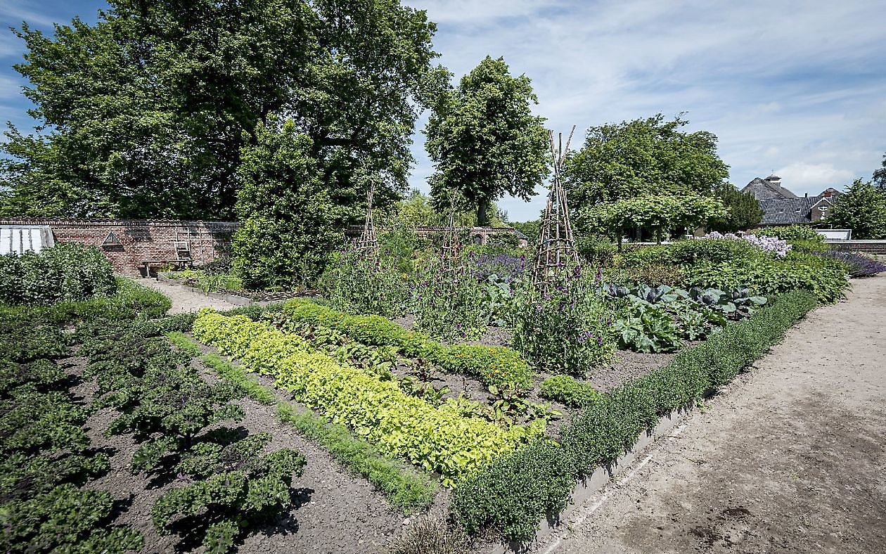 Landgoed Ewsum - Het Tuinpad Op / In Nachbars Garten