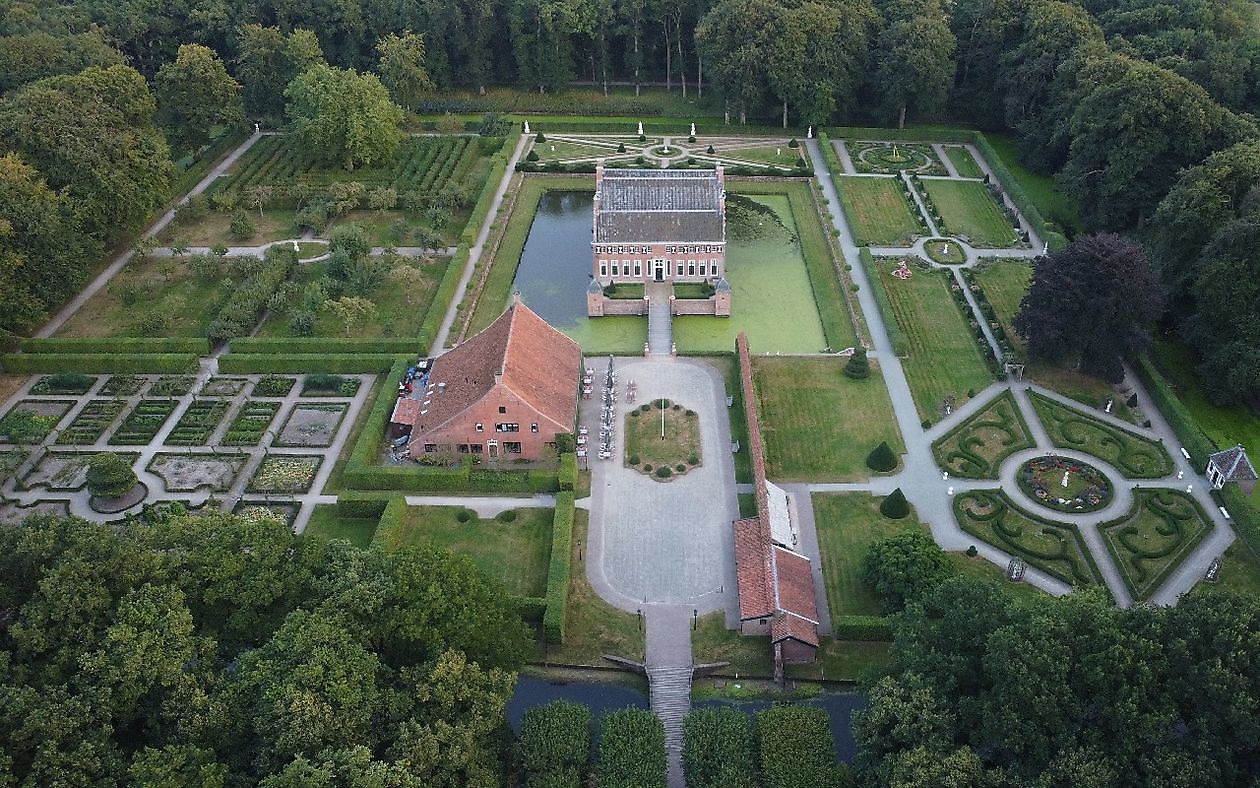 Menkemaborg - Het Tuinpad Op / In Nachbars Garten