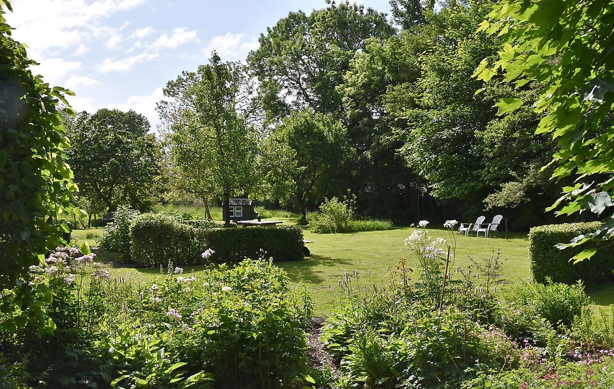 De Boerderijtuin - Het Tuinpad Op / In Nachbars Garten