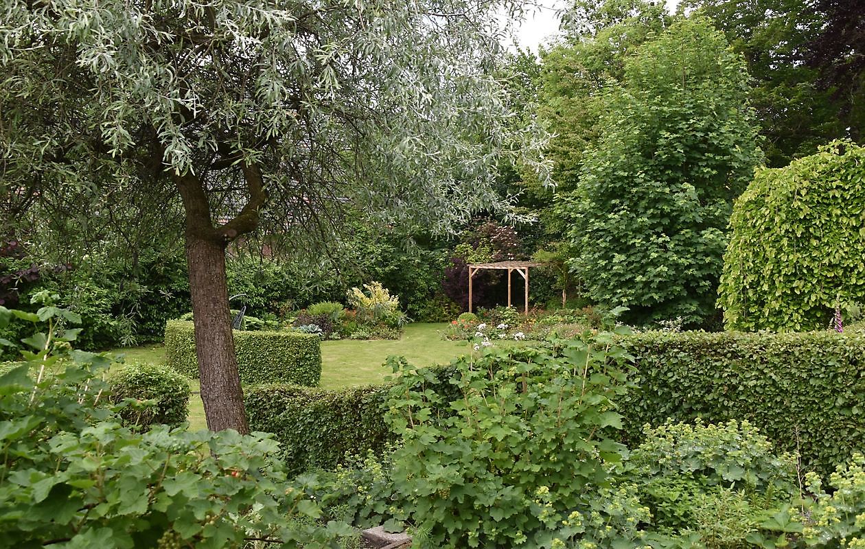 De Boerderijtuin - Het Tuinpad Op / In Nachbars Garten