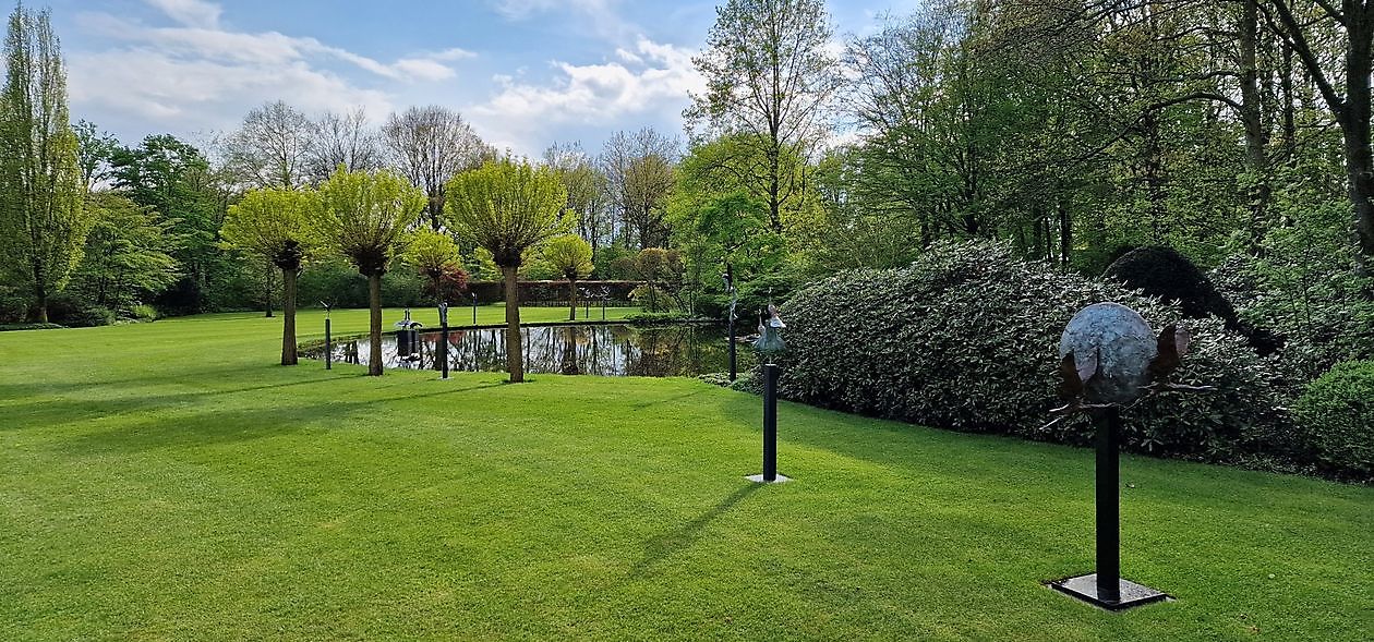 BIG Art & Garden (Beelden in Gees) - Het Tuinpad Op / In Nachbars Garten