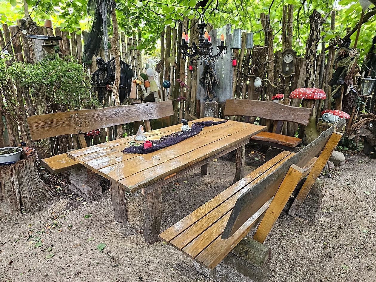 Klein Paradijs - Het Tuinpad Op / In Nachbars Garten