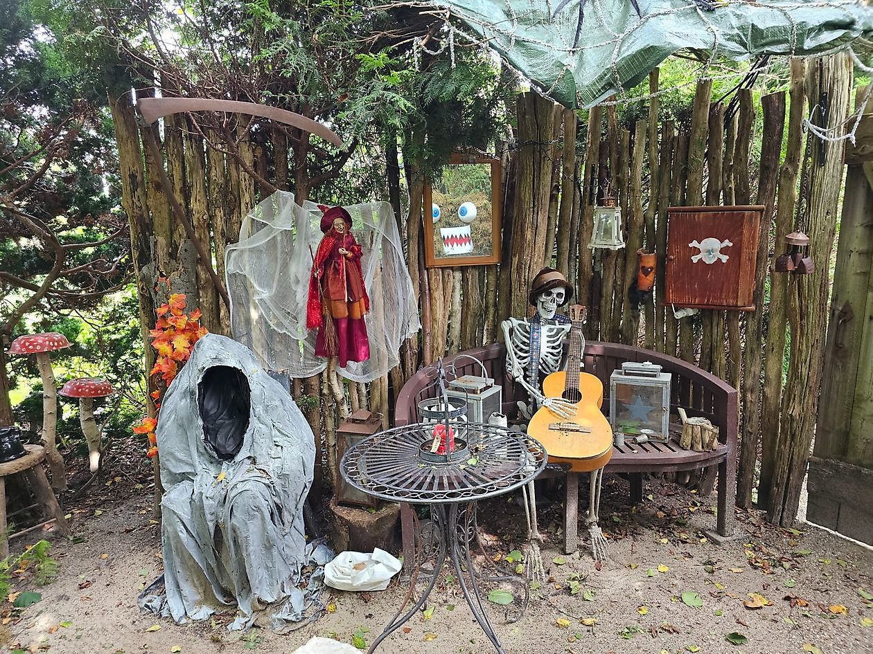 Klein Paradijs - Het Tuinpad Op / In Nachbars Garten