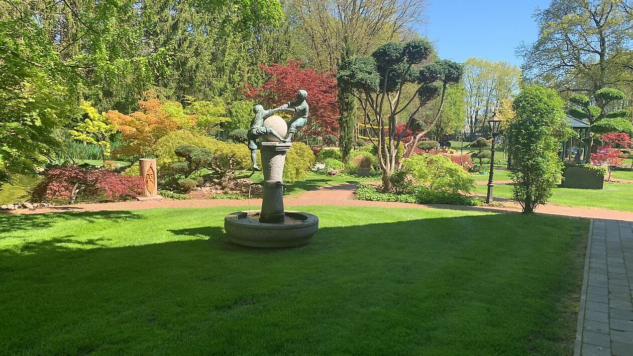 Tuin van Johannes & Anne Rolfes - Het Tuinpad Op / In Nachbars Garten