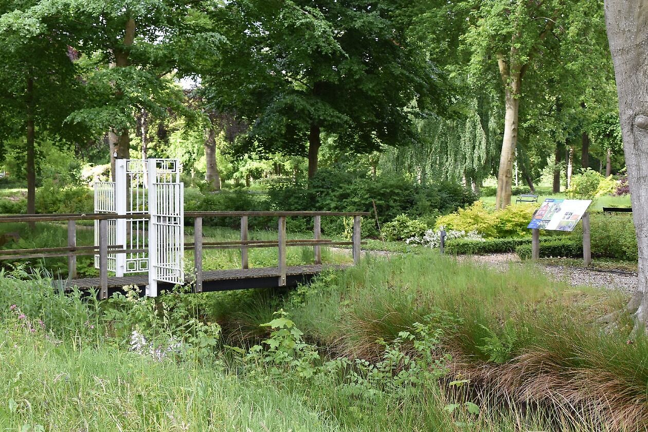 Veenborg Welgelegen - Het Tuinpad Op / In Nachbars Garten