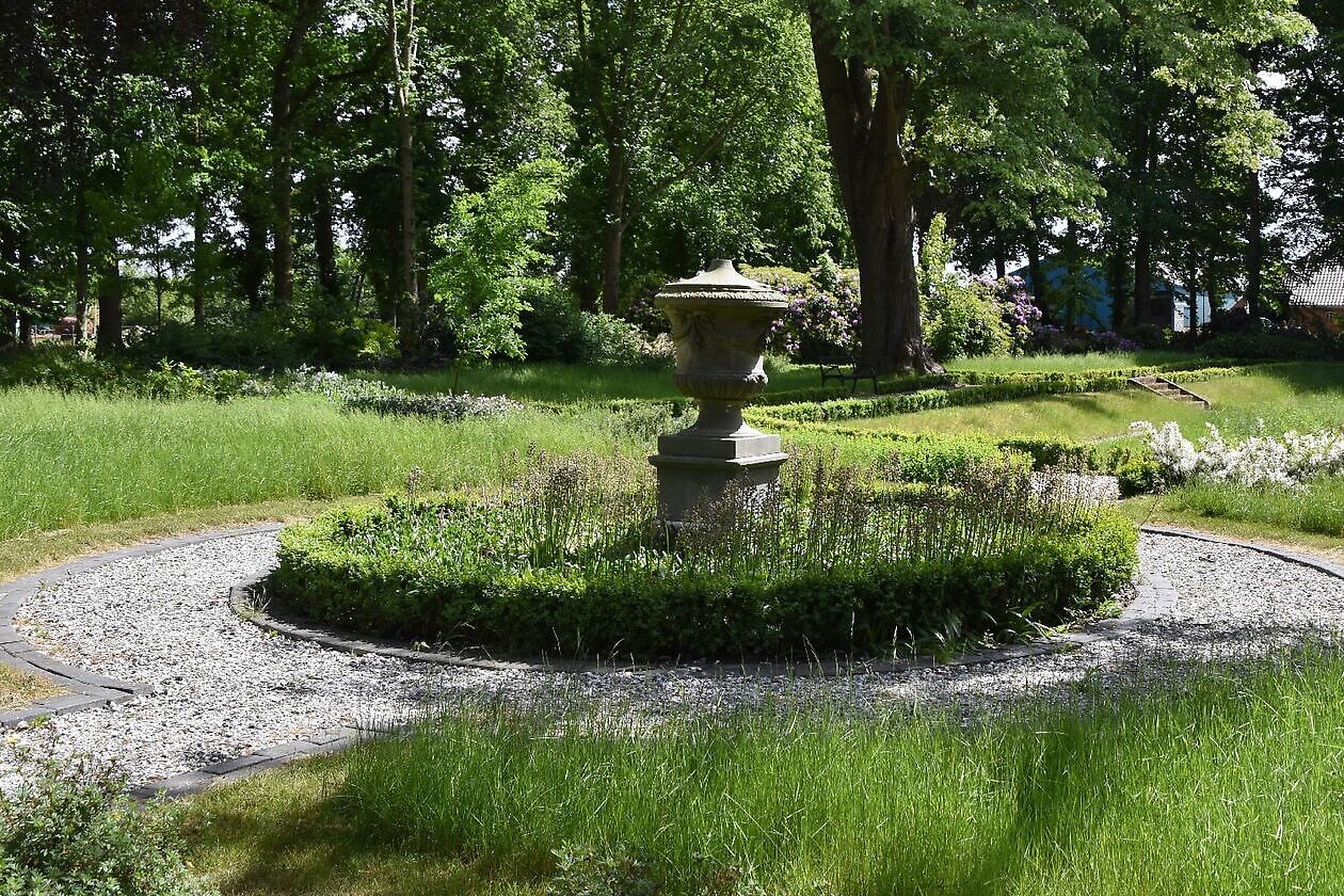 Veenborg Welgelegen - Het Tuinpad Op / In Nachbars Garten