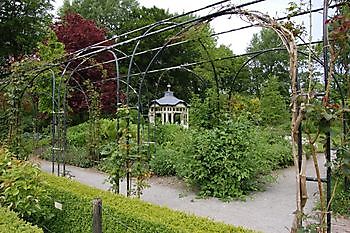Borg Verhildersum - Het Tuinpad Op / In Nachbars Garten
