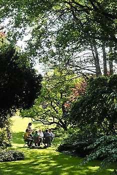 Anke zu Jeddeloh - Het Tuinpad Op / In Nachbars Garten