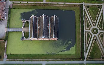 Menkemaborg - Het Tuinpad Op / In Nachbars Garten