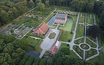 Menkemaborg - Het Tuinpad Op / In Nachbars Garten