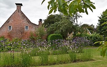 Das Freilichtmuseum Het Hoogeland - Het Tuinpad Op / In Nachbars Garten