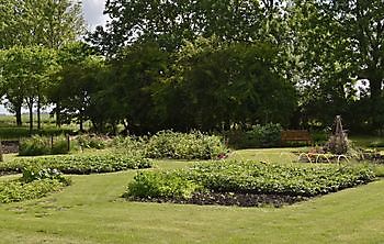 Der Bauernhofgarten - Het Tuinpad Op / In Nachbars Garten