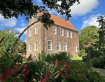 Tuin van het Steenhuis in Nesse - Het Tuinpad Op / In Nachbars Garten