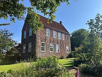 Tuin van het Steenhuis in Nesse - Het Tuinpad Op / In Nachbars Garten